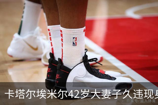 卡塔尔埃米尔42岁大妻子久违现身，迎接马克龙，“面目全非”越发像婆婆