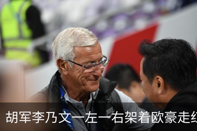 胡军李乃文一左一右架着欧豪走红毯，全网笑疯——笑完才发现，内娱缺的就是这份松弛感